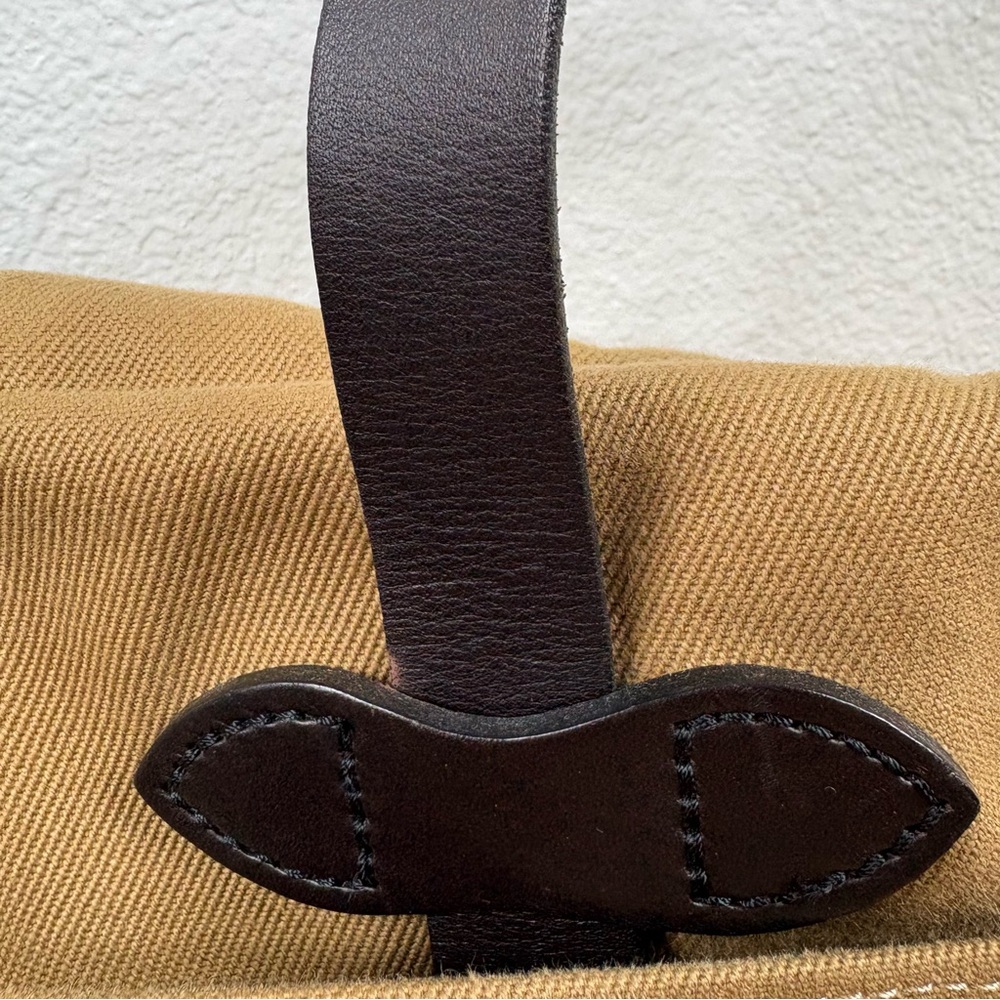 Filson Original Twill Briefcase
Discreet tag/ inside flap - Picture 5 of 14